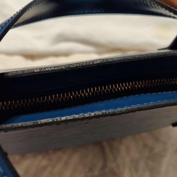 Louis Vuitton Blue Epi Women's Bag - Picture 11 of 13